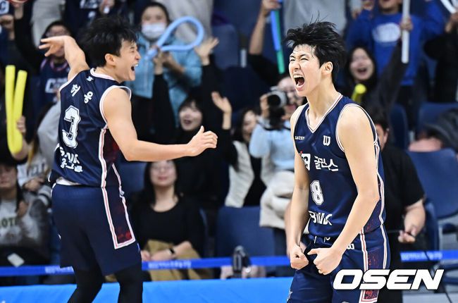 [OSEN=부산, 이석우 기자] 6일 부산 사직체육관에서 2025-2026 LG전자 프로농구 부산 KCC와 원주 DB의 경기가 열렸다.정관장 전에서 잦은 턴오버와 속공 수비 붕괴로 고전한 KCC가 다음 상대인 DB의 ‘스피드 듀오’ 엘런슨과 알바노를 어떻게 제어할지가 관전 포인트로 떠오르고 있다. 빠른 전환 공격을 앞세운 DB에 맞서 KCC가 조직적인 백코트 수비와 공수 전환 개선으로 반등할 수 있을지 관심이 쏠린다.부산 KCC 윤기찬이 4쿼터 승리를 결정짓는 마지막 3점슛을 성공시키고 포효하고 있다. 2025.12.06 / foto0307@osen.co.kr