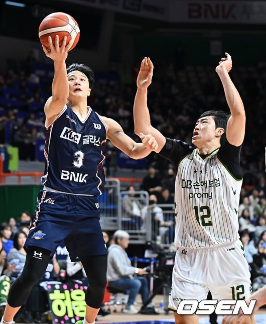 [OSEN=부산, 이석우 기자] 6일 부산 사직체육관에서 2025-2026 LG전자 프로농구 부산 KCC와 원주 DB의 경기가 열렸다.정관장 전에서 잦은 턴오버와 속공 수비 붕괴로 고전한 KCC가 다음 상대인 DB의 ‘스피드 듀오’ 엘런슨과 알바노를 어떻게 제어할지가 관전 포인트로 떠오르고 있다. 빠른 전환 공격을 앞세운 DB에 맞서 KCC가 조직적인 백코트 수비와 공수 전환 개선으로 반등할 수 있을지 관심이 쏠린다.부산 KCC 허웅이 원주 DB 정효근의 마크를 피해 골밑슛을 시도하고 있다. 2025.12.06 / foto0307@osen.co.kr