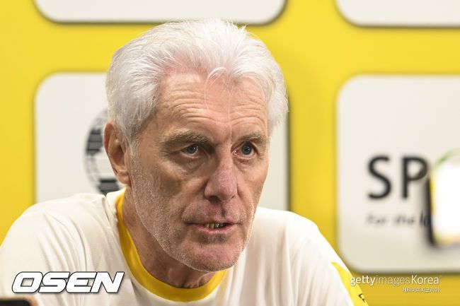 [OSEN=서울월드컵경기장, 이대선 기자] 홍명보 감독이 이끄는 대한민국 축구대표팀이 18일 오후 서울월드컵경기장에서 아프리카 강호 가나와 평가전을 가졌다.홍명보호의 2025년의 끝을 장식할 경기다. 내달 2026 국제축구연맹(FIFA) 북중미 월드컵 조 추첨을 앞두고 열리는 마지막 평가전이기도 하다. 현재 한국은 가나전 결과와 상관없이 사실상 월드컵 포트 2가 확정된 상태다. 아프리카 예선을 뚫고 북중미행에 성공한가나는 FIFA 랭킹 73위다.22위 한국보다는 51계단낮다. 하지만 통산 전적에서 4승 3패로 한국보다 우위다.경기에 앞서 대한민국 베스트 일레븐이 기념촬영을 하고 있다. 2025.11.18 /sunday@osen.co.kr