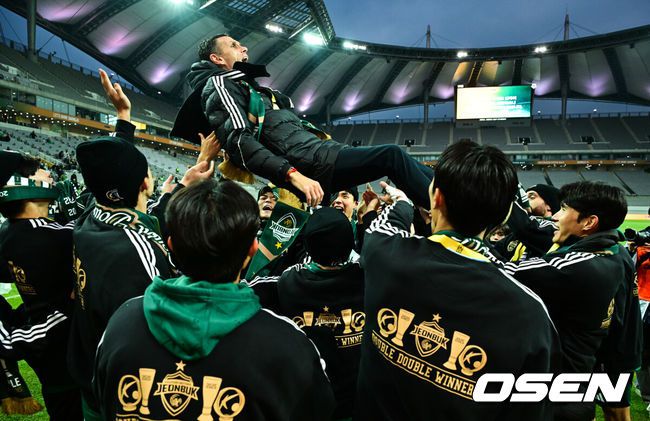 [OSEN=상암월드컵경기장, 조은정 기자] 전북현대가 끝내 정상에 섰다. 연장전 혈투 끝에 광주FC를 2-1로 꺾고 2025 하나은행 코리아컵 우승을 차지했다. 120분 동안 퇴장·부상·논란 상황이 뒤섞인 결승전이었지만, 마지막에 웃은 팀은 전북이었다.전북현대는 6일 오후 1시 30분 서울월드컵경기장에서 열린 2025 하나은행 코리아컵 결승전에서 광주FC와 맞붙어 2-1로 승리했다.통산 6번째 우승에 성공한 전북이 포옛 감독을 헹가래 하고 있다.  2025.12.06 /cej@osen.co.kr