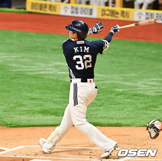 [OSEN=고척, 박준형 기자]  24일 오후 서울 고척스카이돔에서 ‘2025 신한 SOL BANK KBO리그’  키움 히어로즈와 두산 베어스의 경기가 진행됐다.이날 키움은 김연주를 두산은 콜어빈을 선발투수로 내세웠다.1회초 2사 두산 김재환이 선취 2타점 적시 3루타를 날리고 있다.   2025.04.24 / soul1014@osen.co.kr