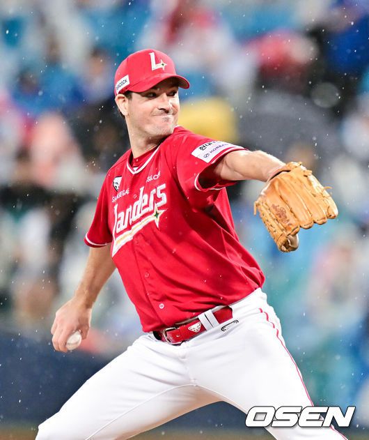 [OSEN=대구, 박준형 기자] 13일 대구 삼성라이온즈파크에서 ‘2025 신한 SOL뱅크 KBO리그’ 준플레이오프(5전 3선승제) 3차전 삼성 라이온즈와 SSG 랜더스의 경기가 열렸다삼성은 원태인, 방문팀 SSG은 드류 앤더슨을 선발로 내세웠다.1회말 SSG 선발투수 앤더슨이 역투하고 있다   2025.10.13 / soul1014@osen.co.kr