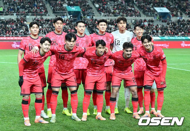 [OSEN=서울월드컵경기장, 지형준 기자] 세계의 벽은 높았다. 결과는 0-5 대패였다.홍명보감독이 이끄는 대한민국 남자 축구 국가대표팀은 10일 서울월드컵경기장에서 '세계 최강' 브라질을상대로 A매치평가전을 치러이스테방(첼시)과 호드리구(레알 마드리드)에게 나란히 2골을 허용하면서 0-5로 대패했다.한국 손흥민이 선발 출전하며 대한민국 남자 축구대표팀 최다 출장 기록을 새로 썼다. A매치 통산 출전 수는 137경기.한국 홍명보 감독이 경기를 준비하고 있다. 2025.10.10 /jpnews@osen.co.kr