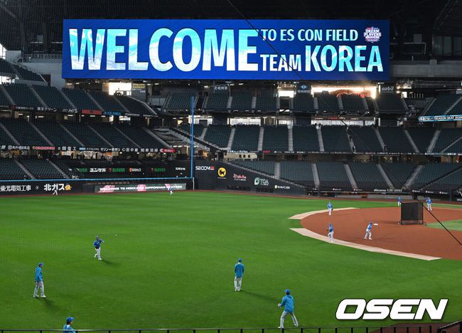 [OSEN=손용호 기자] 29일 일본 에스콘필드 홋카이도에서 ‘한일 드림 플레이어즈 게임’에 참가한 한국 선수들이 가볍게 몸을 풀었다.이 게임은 한국과 일본 프로야구를 대표했던 스타들이 총  출동해 양국의 우정을 이어간다.구대성이 외야에서 몸을 풀고 있다./spjj@osen.co.kr