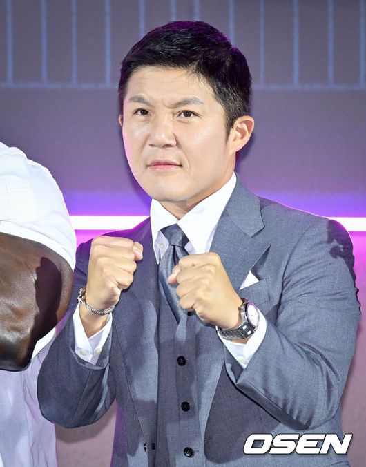 [OSEN=조은정 기자]’넷플릭스(Netflix) 예능‘좀비버스: 뉴 블러드’ 제작발표회가 14일 서울 용산구 CGV용산아이파크몰에서 열렸다.이날 제작발표회에는 박진경 PD, 문상돈 PD, 노홍철, 이시영, 조세호, 태연, 육성재, 딘딘, 코드 쿤스트, 권은비, 파트리샤, 김선태, 안드레 러시가 참석했다.조세호가 포즈를 취하고 있다. 2024.11.14 /cej@osen.co.kr