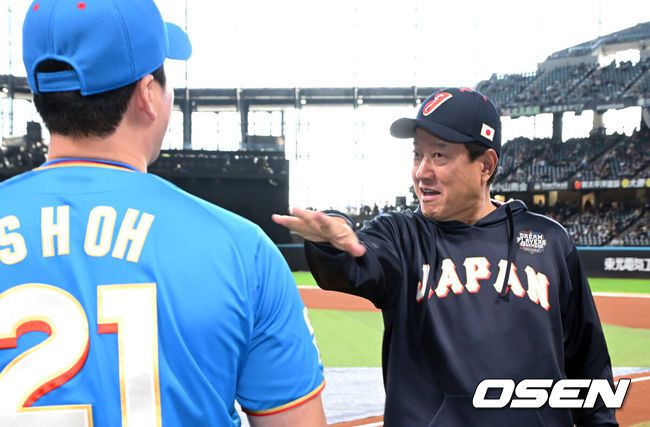 [OSEN=손용호 기자] 30일 일본 에스콘필드 홋카이도에서 ‘한일 드림 플레이어즈 게임’이 열렸다. 이 게임은 한국과 일본 프로야구를 대표했던 스타들이 총  출동해 양국의 우정을 이어간다.하라 감독이 오승환과 반갑게 인사를 나누고 있다./spjj@osen.co.kr