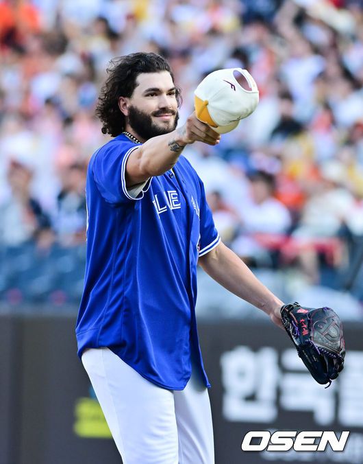 [OSEN=대전, 박준형 기자] 12일 오후 대전 한화생명볼파크에서 2025 신한 SOL뱅크 KBO 올스타전이 열렸다.13년 만에 대전에서 열리는 KBO 올스타전은 드림 올스타와 나눔올스타 대표로 나선 총 30명의 선수가 치열한 승부를 펼친다.1회초 선발투수 폰세가 류현진의 토론토 유니폼을 입고 팬들에게 인사하고 있다. 2025.07.12 / soul1014@osen.co.kr