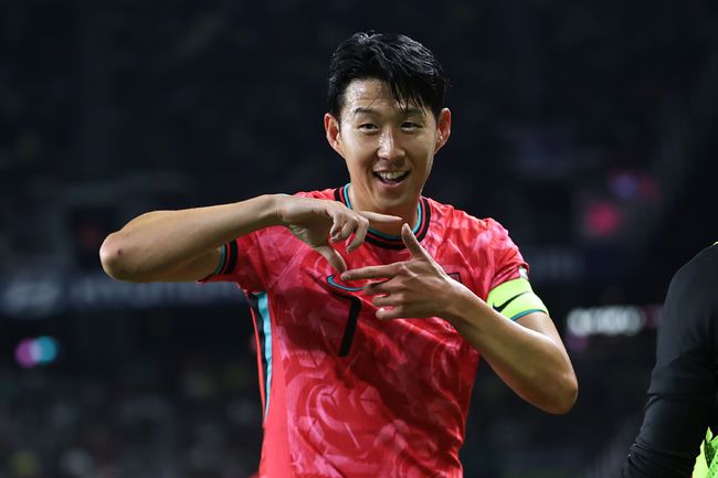 [OSEN=대전, 최규한 기자] 14일 오후 대전월드컵경기장에서 대한민국과 볼리비아의 축구 국가대표팀 평가전이 열렸다.홍명보호는 내년 6월 열리는 2026 국제축구협회(FIFA) 북중미월드컵을 앞두고 월드컵 남미 예선에서 7위를 거두며 플레이오프에 진출한볼리비아를 상대로 본선에서의 경쟁력을 시험할 기회를 갖는다.후반 한국 손흥민이 프리킥으로 선제골을 작렬시킨 뒤 동료들과 기뻐하고 있다. 2025.11.14 / dreamer@osen.co.kr