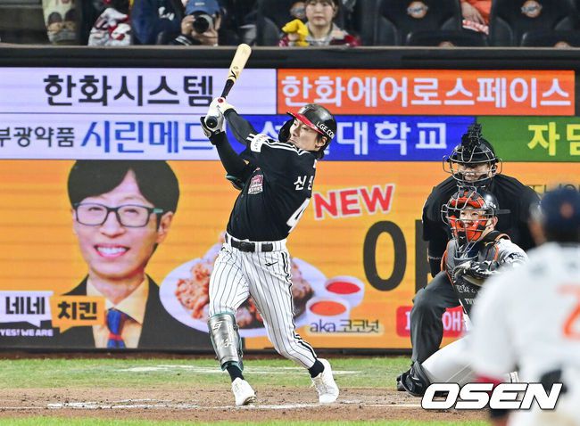 [OSEN=대전, 박준형 기자] 31일 대전 한화생명볼파크에서 2025 신한 SOL Bank KBO리그 포스트시즌 한국시리즈 5차전 한화 이글스와 LG 트윈스의 경기가 열렸다.이날 경기에 한화는 문동주를, LG는 톨허스트를 선발투수로 내세웠다. 3회초 LG 선두타자 신민재가 안타를 날리고 있다.   2025.10.31 / soul1014@osen.co.kr