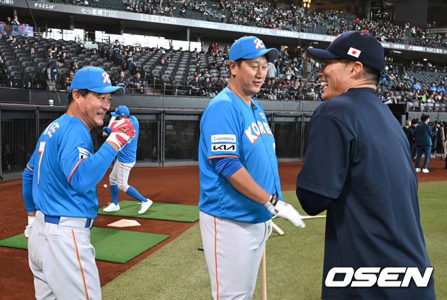 [OSEN=손용호 기자] 30일 일본 에스콘필드 홋카이도에서 ‘한일 드림 플레이어즈 게임’이 열렸다. 이 게임은 한국과 일본 프로야구를 대표했던 스타들이 총  출동해 양국의 우정을 이어간다.이종범이 피지컬 아시아에서 인기가 폭발한 이토이와 인사를 나누고 있다./spjj@osen.co.kr