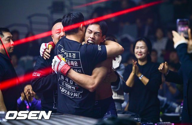 [OSEN=장충체, 박준형 기자] 7일 오후 서울 장충체육관에서 ‘굽네 로드FC 075’가 진행됐다. 웰터급 타이틀전에서 승리한 윤태영이 기뻐하고 있다. 2025.12.07 / soul1014@osen.co.kr