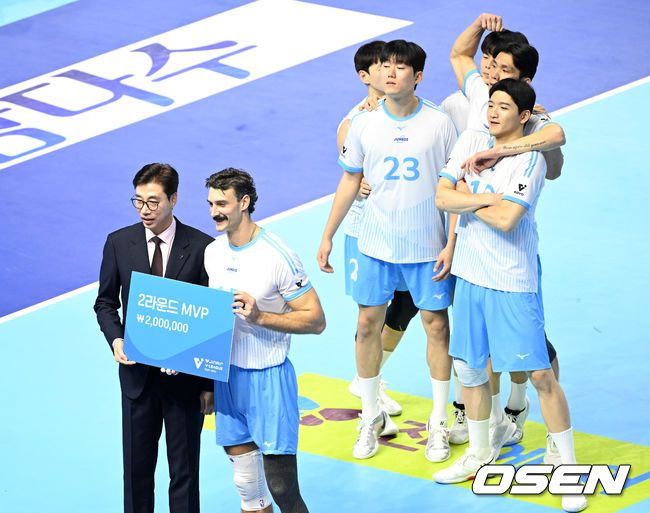 경기 후에는 트리플크라운 세리머니