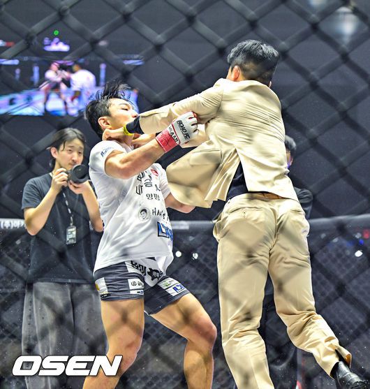 [OSEN=장충체, 박준형 기자] 7일 오후 서울 장충체육관에서 ‘굽네 로드FC 075’가 진행됐다. 플라이급 매치 승리한 조준건이 챔피언 이정현과 충돌하고 있다. 2025.12.07 / soul1014@osen.co.kr