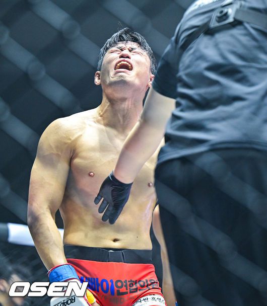 [OSEN=장충체, 박준형 기자] 플라이급 매치 부상으로 기권패 당한 정재복이 아쉬워하고 있다. 2025.12.07 / soul1014@osen.co.kr