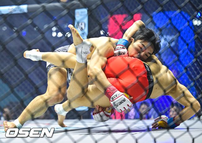 [OSEN=장충체, 박준형 기자] 7일 오후 서울 장충체육관에서 ‘굽네 로드FC 075’가 진행됐다. 플라이급 조준건이 테이크다운을 시도하고 있다. 2025.12.07 / soul1014@osen.co.kr