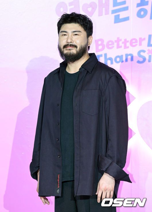 [OSEN=조은정 기자]넷플릭스(Netflix)의 새로운 연애 리얼리티 예능 '모태솔로지만 연애는 하고 싶어' 제작발표회가 3일 서울 용산구 CGV용산아이파크몰에서 열렸다.이날 행사에는 조욱형 PD, 김노은 PD, 원승재 PD, 서인국, 강한나, 이은지, 카더가든이 참석했다.카더가든이 포즈를 취하고 있다. 2025.07.03 /cej@osen.co.kr