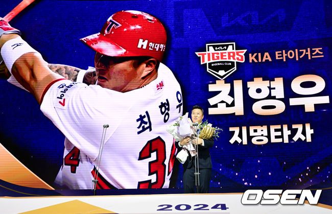 [OSEN=김성락 기자] 13일 오후 서울시 강남구 삼성동 코엑스 오디토리움에서 2024 신한 SOL뱅크 KBO 골든글러브 시상식이 열렸다. '2024 신한 SOL 뱅크 KBO 골든글러브 시상식'은 KBO리그 포지션별 최고의 선수를 가리는 시상식으로 투수, 포수, 지명타자, 1루수, 2루수, 3루수, 유격수, 및 외야수 등 총 10개 부문의 수상자를 선정한다.골든글러브 지명타자 부분 KIA 최형우가 상을 수상, 소감을 전하고 있다. 2024.12.13 / ksl0919@osen.co.kr