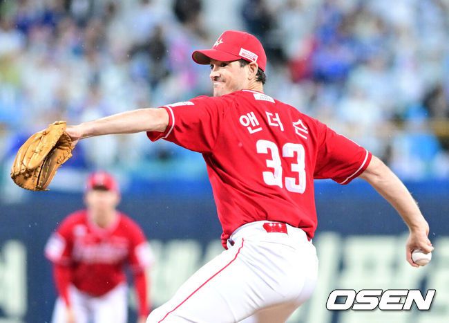 [OSEN=대구, 최규한 기자] 13일 대구 삼성라이온즈파크에서 ‘2025 신한 SOL뱅크 KBO리그’ 준플레이오프(5전 3선승제) 3차전 삼성 라이온즈와 SSG 랜더스의 경기가 열렸다.삼성은 원태인, 방문팀 SSG은 드류 앤더슨을 선발로 내세웠다.1회말 SSG 선발 드류 앤더슨이 힘차게 공을 뿌리고 있다. 2025.10.13 / dreamer@osen.co.kr