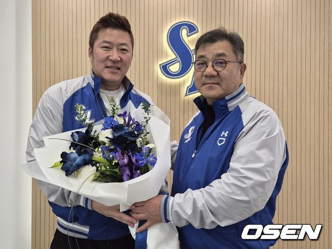 최형우는 지난 3일 삼성 라이온즈와 2년 최대 26억 원 FA 계약을 했다. 최형우(왼쪽)와 유정근 삼성 라이온즈 대표이사가 악수를 하고 있다. / 삼성라이온즈 제공