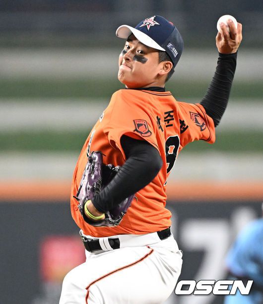 [OSEN=대전, 이대선 기자] 2일 오후 대전 한화생명볼파크에서 ‘제3회 한화이글스배 고교vs대학 올스타전’이 열렸다.올해로 3회째를 맞는 한화이글스배 고교vs대학 올스타전은 한화 구단과 KBSA가 공동으로 주최하는 이벤트 경기다.8회말 고교팀 박준현이 역투하고 있다. 2025.06.02 /sunday@osen.co.kr