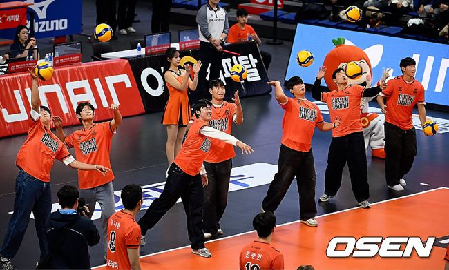 [OSEN=부산, 이석우 기자] 9일 부산 강서실내체육관에서 진에어 2025-2026 V리그 남자부 OK저축은행과 KB손해보험의 경기가 열린다. 홈 2연승을 기록중인 OK저축은행이 이번 경기에서도 승리, 연승을 이어갈지 기대된다.롯데 자이언츠 신동건 등 신인 선수들이 OK저축은행 경기를 찾아 승리 기원 시구를 하고 있다. 2025.12.09 / foto0307@osen.co.kr