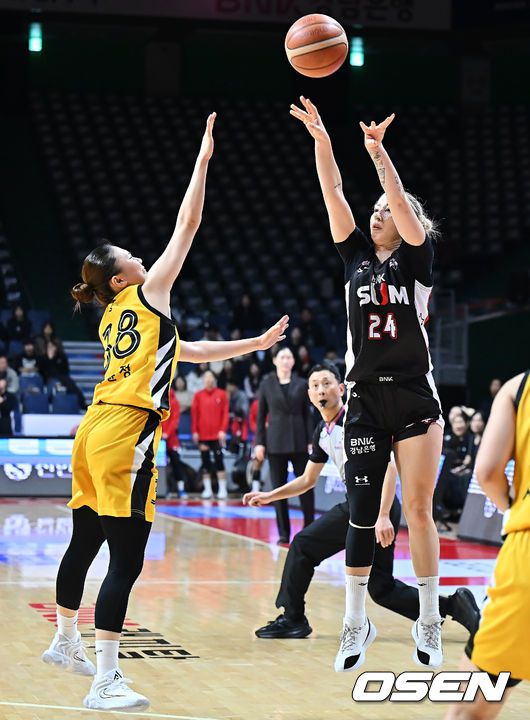 [OSEN=부산, 이석우 기자] 10일 부산 사직실내체육관에서 BNK금융 2025~2026 여자프로농구 부산 BNK와 청주 KB스타즈의 경기가 열렸다. 공동 2위를 노리는 BNK와 단독 2위로 격차를 벌리려는 KB스타즈가 맞대결을 펼쳤다.부산 BNK 김소니아가 3점슛을 성공시키고 있다. 2025.12.10 / foto0307@osen.co.kr
