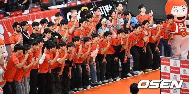 [OSEN=부산, 이석우 기자] 9일 부산 강서실내체육관에서 진에어 2025-2026 V리그 남자부 OK저축은행과 KB손해보험의 경기가 열렸다. 홈 2연승을 기록중인 OK저축은행이 이번 경기에서도 승리, 연승을 이어갈지 기대된다.롯데 자이언츠 신인 선수들과 OK저축은행 선수들이 함께 기념촬영을 하고 있다. 2025.12.09 / foto0307@osen.co.kr