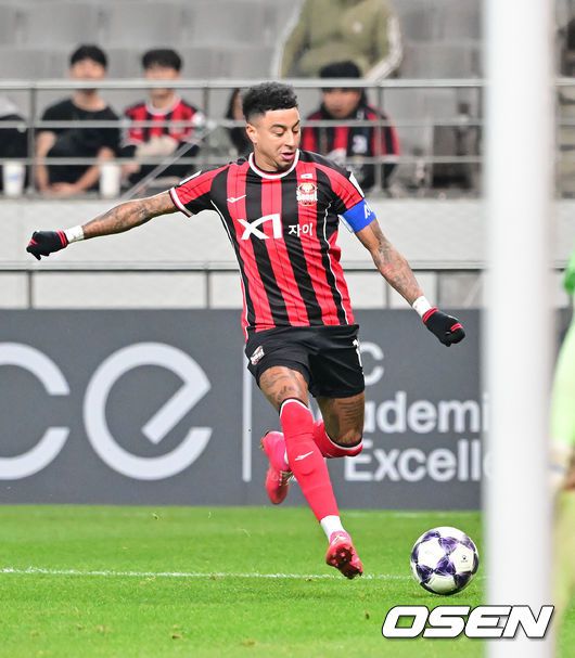 [OSEN=서울월드컵경기장, 박준형 기자] 10일 오후 서울월드컵경기장에서 2025~2026시즌 아시아축구연맹(AFC) 챔피언스리그 엘리트(ACLE) 리그 스테이지 FC서울과 멜버른 시티의 경기가 진행됐다.FC서울은 (2승 2무 1패 승점 8)로 4위이며, 승점 1점 차로 2위에 있는 멜버른 시티(3승 2패 승점 9점)를 상대로 승리할 경우 2위로 올라설 수 있다.전반 FC서울 린가드가 패스를 시도하고 있다.   2025.12.10 / soul1014@osen.co.kr