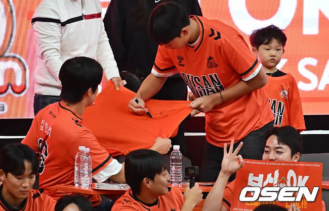 [OSEN=부산, 이석우 기자] 9일 부산 강서실내체육관에서 진에어 2025-2026 V리그 남자부 OK저축은행과 KB손해보험의 경기가 열린다. 홈 2연승을 기록중인 OK저축은행이 이번 경기에서도 승리, 연승을 이어갈지 기대된다.롯데 자이언츠 신동건이 OK저축은행 경기를 찾아 팬들에게 사인을 해주고 있다. 2025.12.09 / foto0307@osen.co.kr