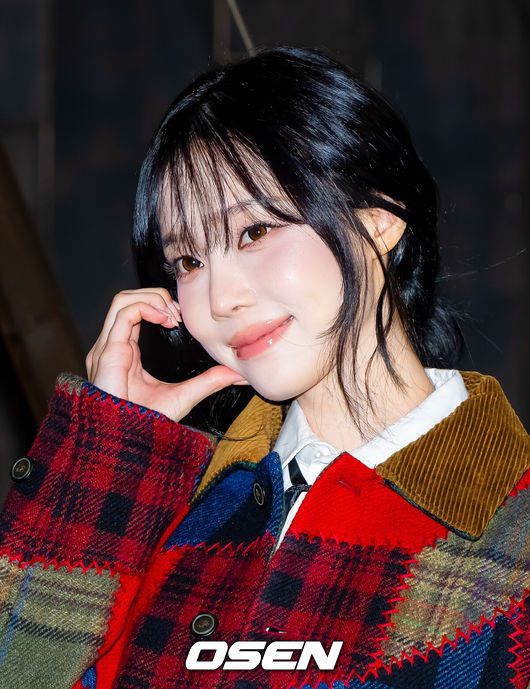 [OSEN=민경훈 기자] 31일 오후 서울 성동구 성수동에서 진행된 한 패션브랜드 포토콜에 참석했다.이날 행사에는 배우 겸 가수 정수정(크리스탈), NCT 마크, 에스파 윈터, 엔하이픈 제이가 참석했다.에스파 윈터가 포즈를 취하고 있다. 2025.10.31 /rumi@osen.co.kr