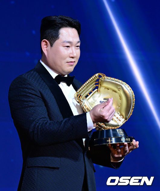 [OSEN=지형준 기자] 9일 오후 서울 송파구 잠실동 롯데호텔 월드에서 2025 신한은행 SOL 뱅크 KBO 골든글러브 시상식이 열렸다.KBO 골든글러브 시상식은 포지션별 최고의 선수를 가리는 자리로 올 시즌의 대미를 장식하는 자리다.한화 이글스폰세(투수), 두산 베어스양의지(포수), 삼성 라이온즈 디아즈(1루수), LG 트윈스 신민재(2루수), 키움 히어로즈 송성문(3루수), NC 다이노스 김주원(유격수), 삼성 라이온즈최형우(지명타자) 삼성 라이온즈 구자욱, KT 위즈 안현민(이상 외야수)가 황금장갑의 주인공이 됐다.올해 신설된 KBO 감독상은 통합 우승을 이끈 염경엽 LG 감독이 수상했다.두산 양의지가 기념 촬영을 하고 있다. 2025.12.09 /jpnews@osen.co.kr
