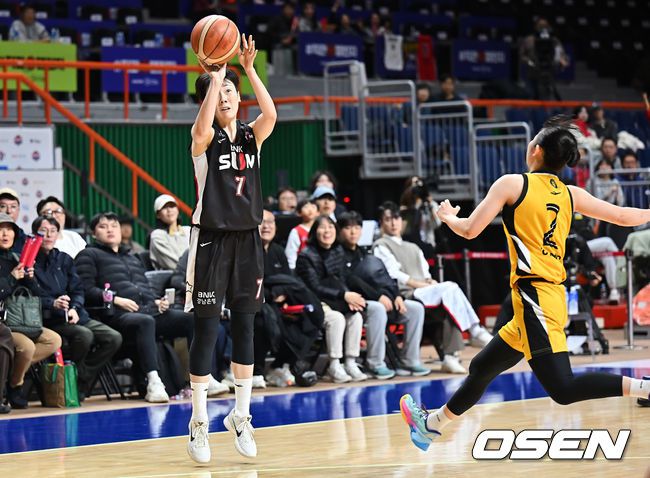 [OSEN=부산, 이석우 기자] 10일 부산 사직실내체육관에서 BNK금융 2025~2026 여자프로농구 부산 BNK와 청주 KB스타즈의 경기가 열렸다. 공동 2위를 노리는 BNK와 단독 2위로 격차를 벌리려는 KB스타즈가 맞대결을 펼쳤다.부산 BNK 박혜진이 청주 KB스타즈 허예은의 마크를 피해 3점슛을 시도하고 있다. 2025.12.10 / foto0307@osen.co.kr