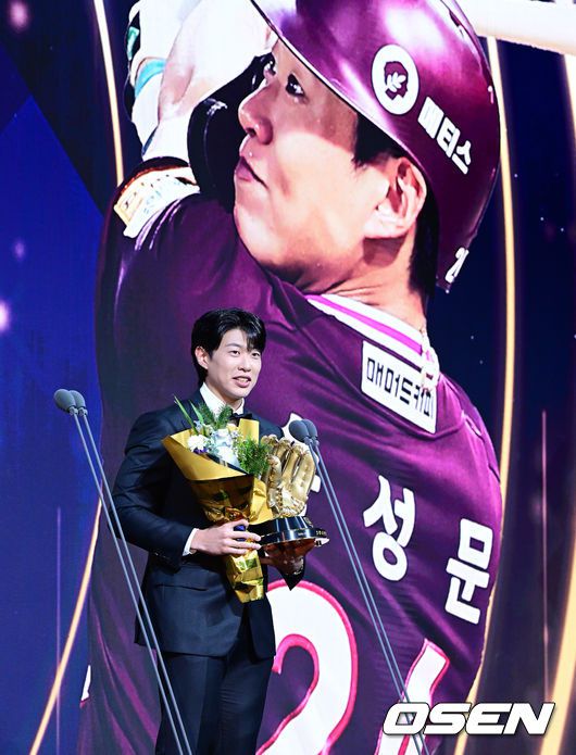 [OSEN=지형준 기자] 9일 오후 서울 송파구 잠실동 롯데호텔 월드에서 2025 신한은행 SOL 뱅크 KBO 골든글러브 시상식이 열렸다. 키움 송성문이 3루수 부문 골든글러브를 수상하며 소감을 말하고 있다. 2025.12.09 /jpnews@osen.co.kr