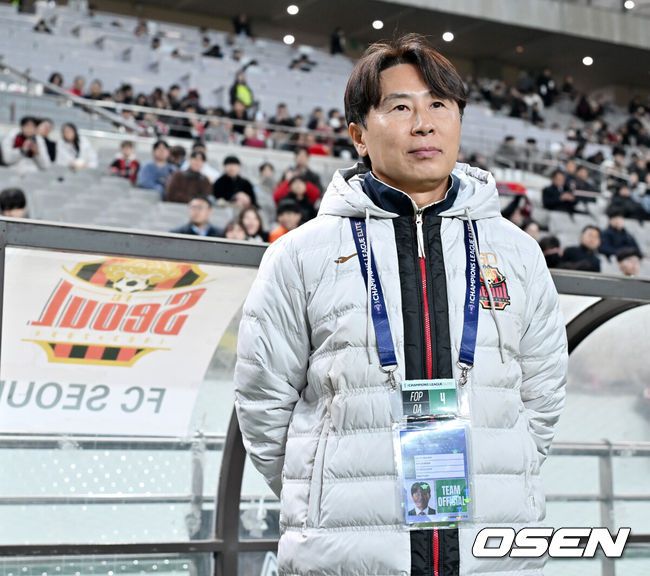 [OSEN=서울월드컵경기장, 민경훈 기자] 4일 오후 서울 상암동 서울월드컵경기장에서 '2025-2026 아시아축구연맹(AFC) 챔피언스리그 엘리트(ACLE) 리그' 스테이지 4차전 FC서울과 청두 룽청의 경기가 진행됐다.서울은 ACLE 앞선 3경기에서 1승 1무 1패를 거둬 12개 팀 중 6위에 올라가 있다.서울 김기동 감독이 그라운드를 바라보고 있다. 2025.11.04 / rumi@osen.co.kr