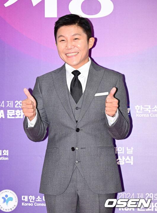 [OSEN=최규한 기자] 18일 오후 서울 장충동 크레스트72에서 ‘2024 방송광고페스티벌’ 시상식이 열렸다.이날 시상식에는 박성웅, 루셈블, 조세호, 고민시, 권은비, 고규필 등이 참석해 자리를 빛냈다.방송인 조세호가 포토타임을 하고 있다. 2024.07.18 / dreamer@osen.co.kr