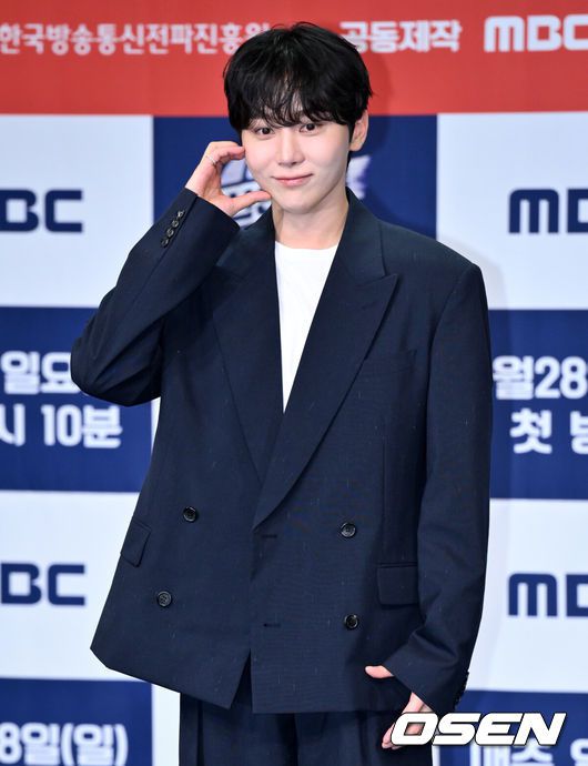 [OSEN=조은정 기자]MBC 새 예능 ‘신인감독 김연경’ 제작발표회가 24일 서울 마포구 상암 MBC 골든마우스홀에서 열렸다.오는 28일 첫 방송하는 MBC 새 예능 프로그램 ‘신인감독 김연경’은 신인감독으로 돌아온 배구계의 전설 배구 황제 김연경의 구단 창설 프로젝트다.세븐틴 부승관이 포즈를 취하고 있다.  2025.09.24 /cej@osen.co.kr