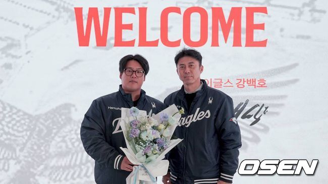 [OSEN=대구, 이석우 기자] 22일 대구 삼성라이온즈파크에서 2025 신한 SOL뱅크 KBO 플레이오프 삼성 라이온즈와 한화 이글스의 4차전 경기가 열렸다. 홈팀 삼성은 원태인이, 방문팀 한화는 정우주가 선발 투수로 출전했다. 한화 이글스 김범수가 4회말 2사 2루 삼성 라이온즈 박병호를 스트라이크 낫아웃(포수 태그아웃)으로 잡고 기뻐하고 있다. 2025.10.22 / foto0307@osen.co.kr