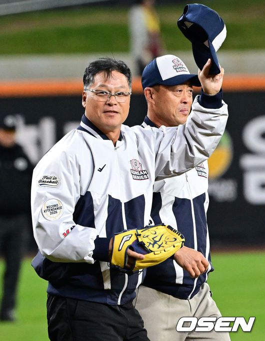 [OSEN=대전, 이대선 기자] 29일 대전 한화생명볼파크에서 2025 신한 SOL Bank KBO리그 포스트시즌 한국시리즈 3차전 한화 이글스와 LG 트윈스의 경기가 열렸다.이날 경기에 한화는 폰세를, LG는 손주영을 선발투수로 내세웠다. 경기에 앞서 한화 구대성과 조경택이 시구-시포를 위해 그라운드로 입장하고 있다. 2025.10.29 /sunday@osen.co.kr