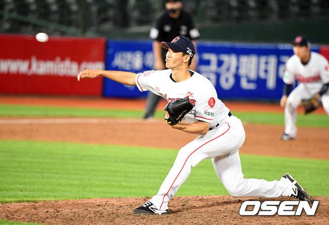 [OSEN=부산, 지형준 기자] 삼성은 26일 부산 사직구장에서 열린 원정 경기에서 연장 혈투 끝에 6-4로 승리했다. 오승환은 개인 통산 280세이브를 달성했고 이성곤은 프로 데뷔 6년 만에 첫 홈런을 신고했다. 반면 롯데 선발 댄 스트레일리는 퀄리티스타트 플러스 달성에도 승운과 거리가 멀었다.연장 10회초 롯데 박명현이 역투하고 있다. /jpnews@osen.co.kr