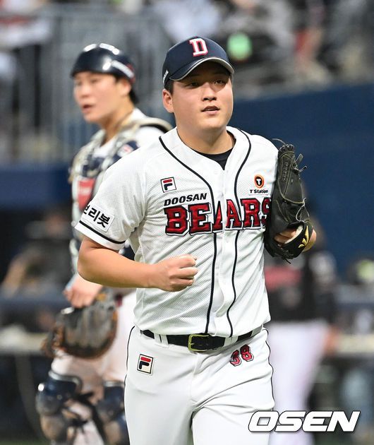 [OSEN=고척, 이대선 기자] 18일 오후 서울 고척스카이돔에서 두산 베어스와 KT 위즈의 2021시즌 KBO리그 한국시리즈 4차전이 열렸다.4회초 1사 1루에서 두산 권휘가 마운드를 내려가고 있다. 2021.11.18 /sunday@osen.co.kr