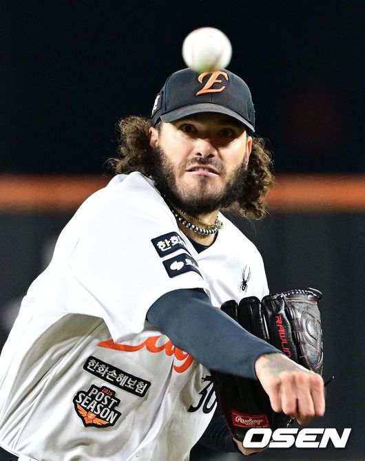 [OSEN=대전, 이대선 기자] 24일 오후 대전 한화생명볼파크에서 2025 신한 SOL Bank KBO리그 포스트시즌 플레이오프 5차전 한화 이글스와 삼성 라이온즈의 경기가 열렸다.한화는 코디 폰세, 삼성은 최원태를 선발 투수로 내세웠다.1회초 무사에서 한화 선발투수 폰세가 역투하고 있다. 2025.10.24 /sunday@osen.co.kr