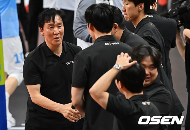 [OSEN=부산, 이석우 기자] 12일 부산 강서실내체육관에서 진에어 2025-2026 V리그 남자부 OK저축은행과 대한항공의 경기가 열렸다. 남자배구에서 파죽의 10연승을 달리는 대한항공과 '상위팀 킬러'로 통하는 OK저축은행이 외나무다리 대결을 펼쳤다.OK저축은행 신영철 감독이 대한항공에 세트 스코어 3-0으로 승리한 후 코치진과 기쁨을 나누고 있다. 2025.12.12 / foto0307@osen.co.kr