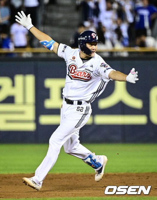 [OSEN=잠실, 조은정 기자]프로야구 두산 베어스가 5연패 사슬을 끊었다. 삼성 라이온즈의 질주도 막았다.두산은 28일 잠실구장에서 열린 삼성 라이온즈와 홈경기에서 7-6 승리를 거뒀다. 연장 10회말 안재석의 끝내기가 나왔다. 전날(27일) 1-14 완패를 당한 두산은 5연패에서 벗어났다. 반면 삼성의 질주는 5연승까지였다.두산 안재석이 연장 10회말 1,2루에서 끝내기 안타를 날린 뒤 기뻐하고 있다. 2025.08.28 /cej@osen.co.kr