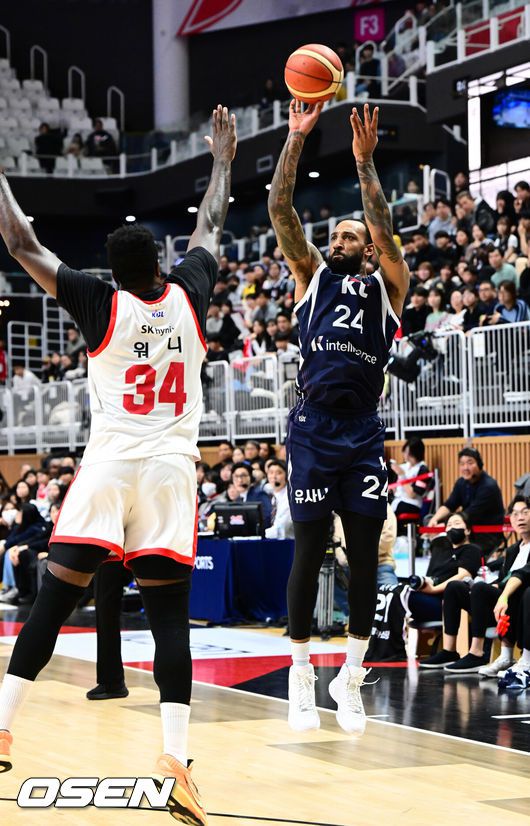 [OSEN=수원, 지형준 기자] 14일 오후 수원 KT 소닉붐 아레나에서 2025-2026 LG전자 프로농구 수원 KT와 서울 SK의 경기가 열렸다.중위권 다툼을 벌이는 두 팀의 맞대결이다. KT는 10승 10패(6위), SK는 11승 10패(5위)를 기록중이다.2쿼터 KT 데릭 윌리엄스가 SK 자밀 워니의 수비를 피해 슛을 시도하고 있다. 2025.12.14 /jpnews@osen.co.kr