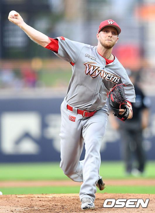 [OSEN=광주, 민경훈 기자] 25일 오후 광주 기아챔피언스 필드서 열린 '2017 타이어뱅크 KBO 리그' KIA 타이거즈와 SK 와이번스 경기, SK 선발 켈리가 힘차게 공을 뿌리고 있다./ rumi@osen.co.kr