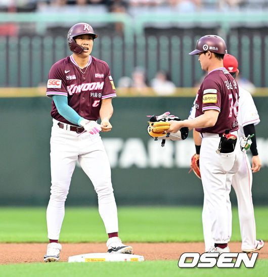 [OSEN=인천, 이대선 기자] 31일 오후 인천 SSG랜더스필드에서 2025 신한 SOL Bank KBO리그 SSG 랜더스와 키움 히어로즈의 경기가 열렸다.SSG는 앤더슨, 키움은 김연주를 선발 투수로 내세웠다.1회초 무사에서 키움 송성문이 좌전 2루타를 치고 타임을 외치고 있다. 2025.07.31 /sunday@osen.co.kr