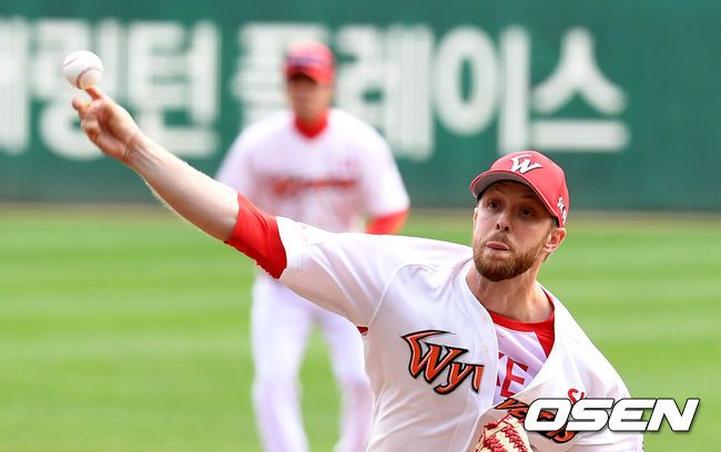 [OSEN=인천, 지형준 기자] 28일 오후 인천 SK행복드림구장에서 '2018 신한은행 MY CAR KBO리그 포스트시즌' 플레이오프 2차전 SK 와이번스와 넥센 히어로즈의 경기가 열렸다. 1회초 SK 켈리가 역투하고 있다. /jpnews@osen.co.kr