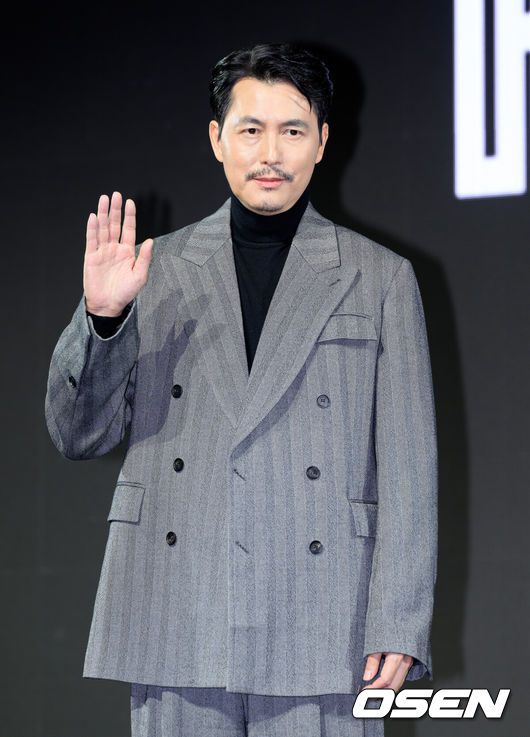 [OSEN=이대선 기자] 15일 서울 강남구 그랜드 인터컨티넨탈 서울 파르나스에서 디즈니+ 오리지널 시리즈 '메이드 인 코리아’ 제작발표회가 열렸다.'메이드 인 코리아'는 1970년대 혼란과 도약이 공존했던 대한민국, 국가를 수익모델로 삼아 부와 권력의 정점에 오르려는 사내 현빈(백기태)과 그를 무서운 집념으로 벼랑 끝까지 추적하는 검사 정우성(장건영)이 시대를 관통하는 거대한 사건들과 직면하는 이야기다.배우 정우성이 포토타임을 가지고 있다. 2025.12.15 /sunday@osen.co.kr