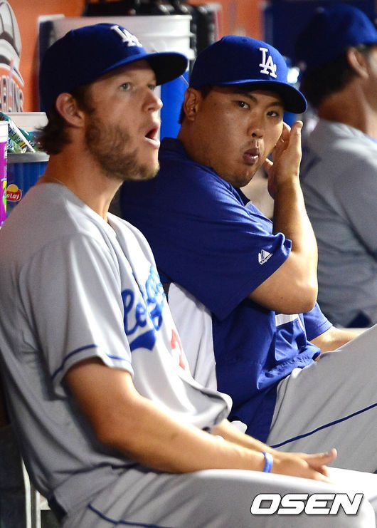 [OSEN=말린스 파크(미국 플로리다주 마이애미), 백승철 기자] 4일(이하 한국시간) 미국 플로리다주 마이애미 말린스 파크에서 열린 '2014 메이저리그' 마이애미 말린스와 LA 다저스의 경기 시작전 류현진과 커쇼가 덕아웃에 앉아 있다.LA 다저스는 3일 치른 마이애미 말린스와의 경기에서 3-6으로 패했다. 3연승이 끊어진 내셔널리그 서부지구 2위 다저스는 17승 13패가 됐다.한편, LA 다저스 류현진은 어깨 근육염증으로 15일짜리 부상자 명단에 올랐다. 다저스는 3일 류현진이 어깨근육염증으로 부상자 명단에 오르고 대신 프리플A 앨버커키에 있던 투수 호세 도밍게스가 콜업됐다고 발표했다. 류현진이 메이저리그 진출 후 부상자 명단에 오른 것은 이번이 처음이다. 돈 매팅리 감독은 류현진의 부상과 관련 “아주 심각한 것은 아닌 것으로 보인다”고 언급했다. / baik@osen.co.kr