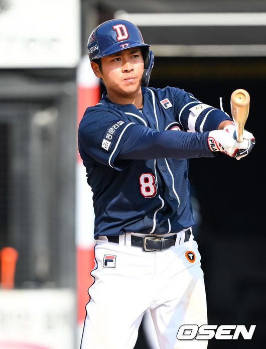 [OSEN=수원, 박준형 기자]20일 오후 경기도 수원KT위즈파크에서 2023 신한은행 SOL KBO리그 시범경기 KT 위즈와 두산 베어스의 경기가 진행됐다.7회초 두산 송승환이 안타를 날리고 타구를 날리고 있다  2023.03.20  / soul1014@osen.co.kr